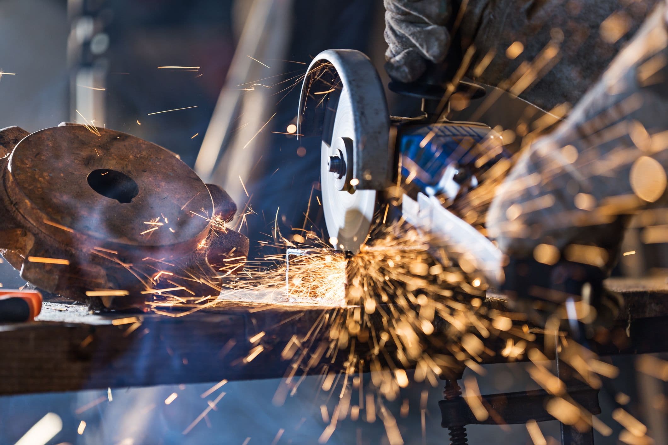 Funken fliegen beim Schleifen von Metall – Symbol für Tatkraft, Vielfalt und massgeschneiderte Kreditlösungen in der Schweiz