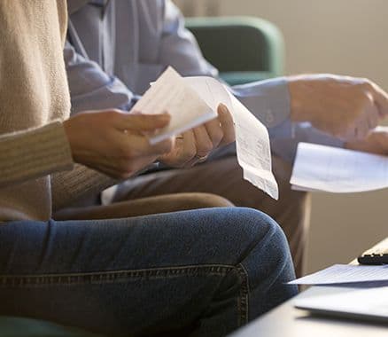 Paar prüft Unterlagen zur Bonität – Symbol für Bonitätsprüfung bei Kreditantrag und finanzielle Entscheidungsfindung