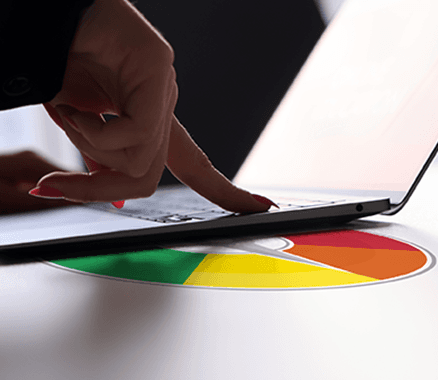 Frau tippt auf Laptop über Bonitätsanzeige – Symbol für digitale Bonitätsprüfung und individuelle Kreditbewertung